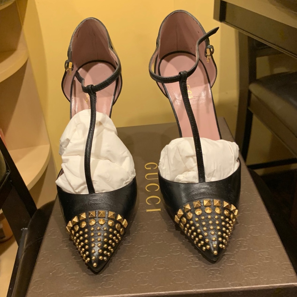 Gucci sexy heels with gold studded toe